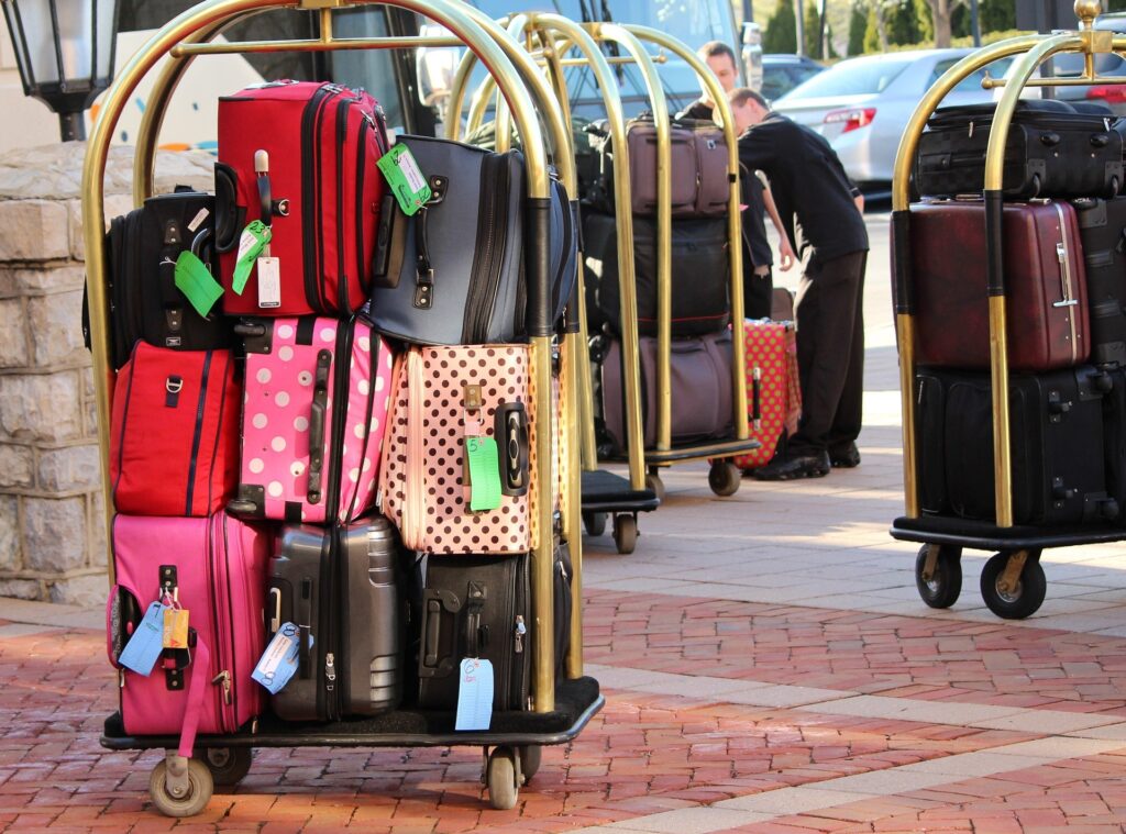 旅行先（ホテル）から自宅に荷物を送る事はできる？料金やスーツケース・段ボールの場合は？