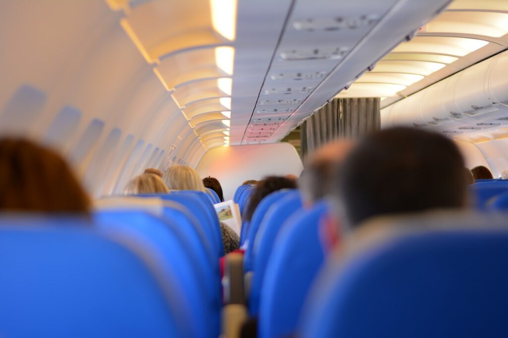 飛行機でおすすめの座席はどこがいい？窓側・通路側の特徴についてご紹介！