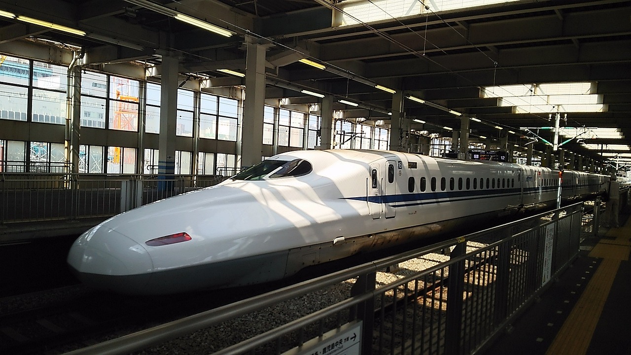 新幹線で東京↔︎博多はきつい？所要時間や飛行機との差についてご紹介！
